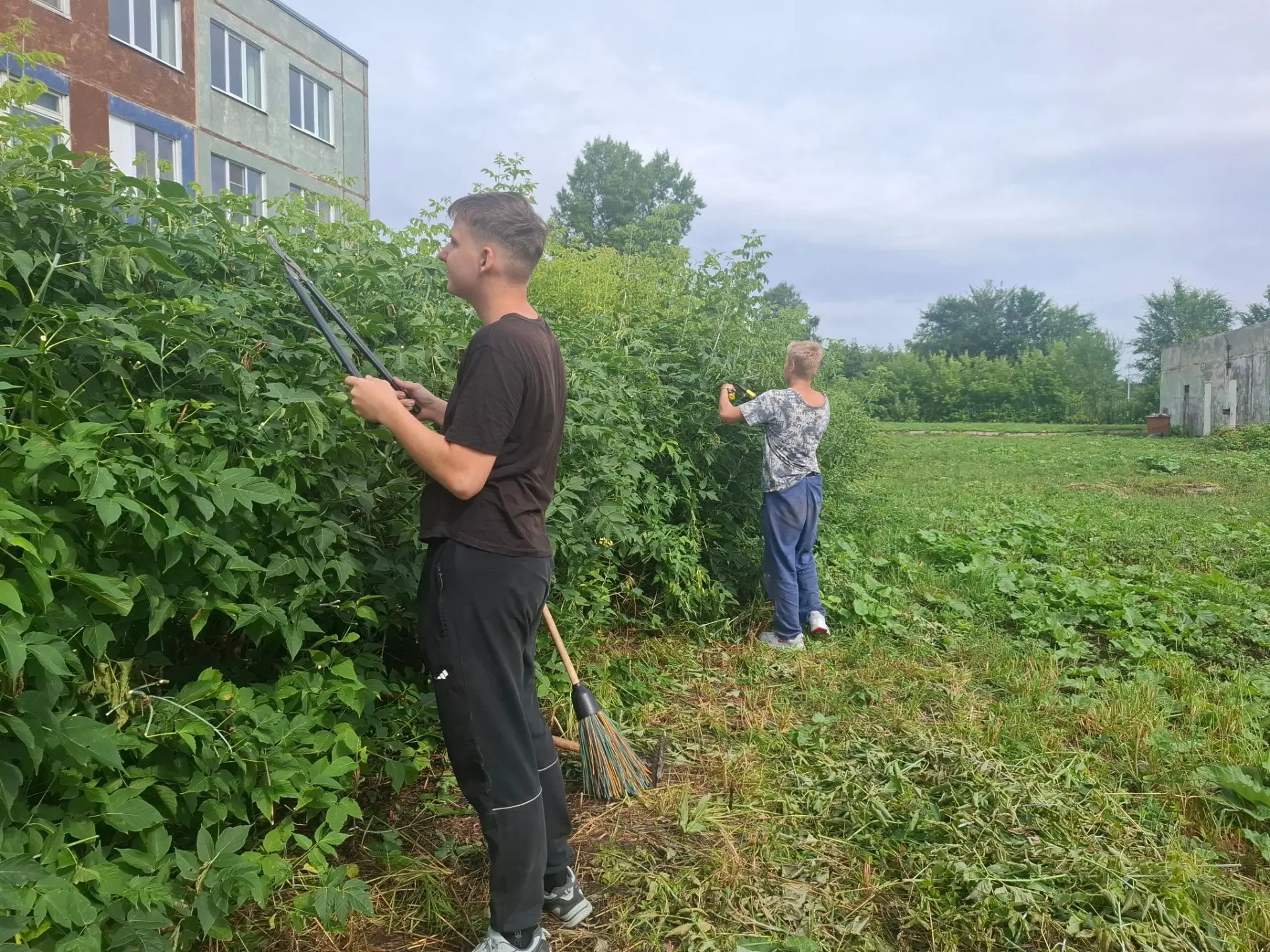 Продолжается подготовка школы к новому учебному году. Благодарим ребят из трудовой бригады за помощь