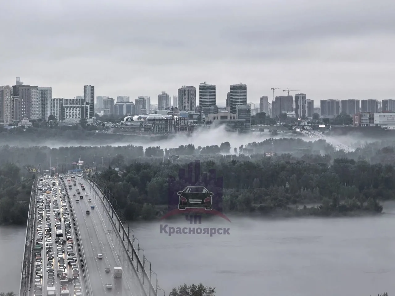 На Октябрьском мосту образовалась огромная пробка из-за небольшой лужи на улице Мичурина.