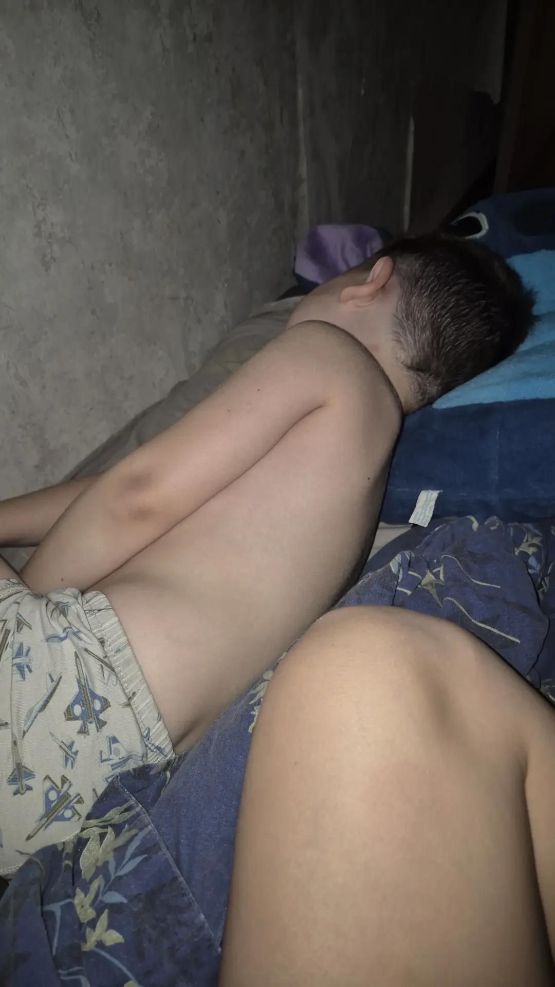 Спит с мамой