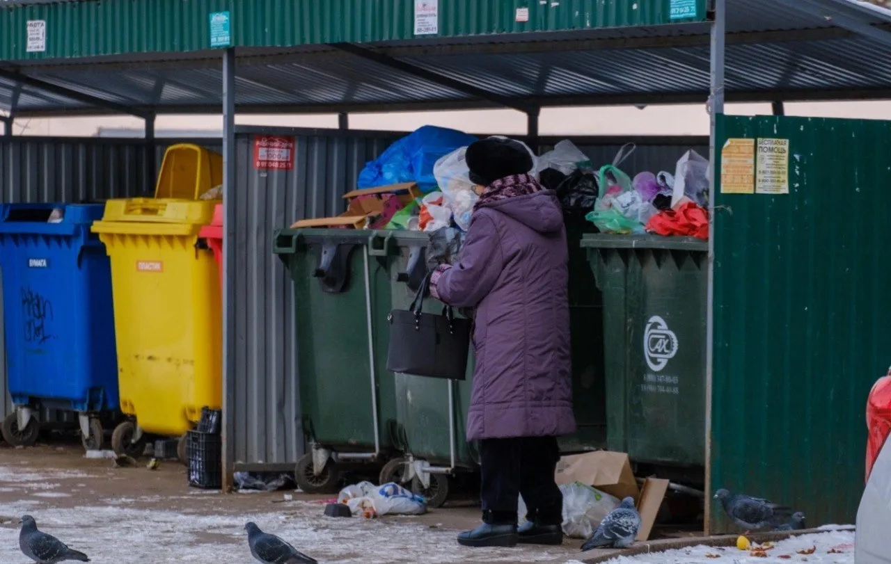 В Казани из-за нагрузки в снегопады уволились 30% водителей и грузчиков, вывозящих мусор.   Декабрьс