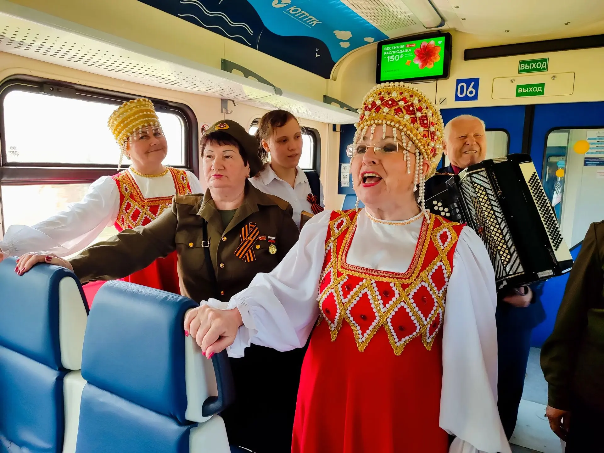 🎺Вагон-концерт: на Крымской железной дороге встречают День Победы в пути