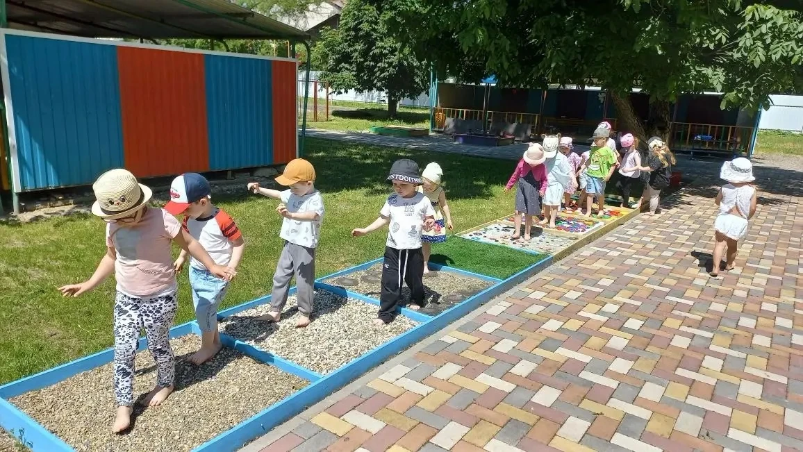 Лето — время отдыха и развлечений!
В детском саду ребята из группы «Пчёлки» с радостью проводят летн