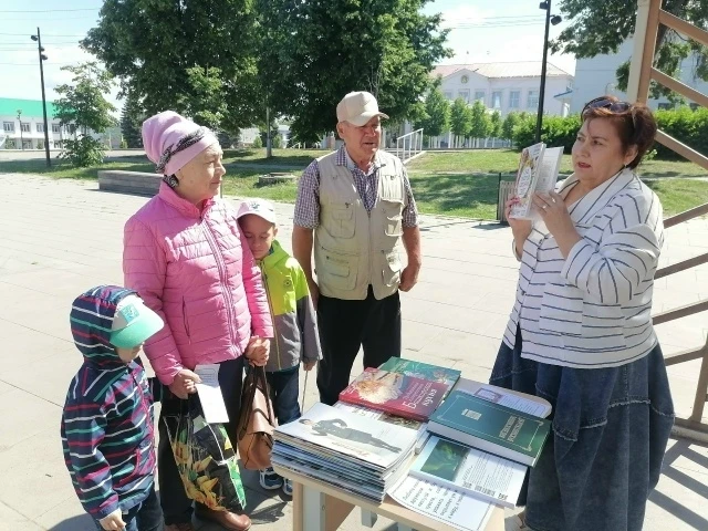 ☀️Лето — идеальное время для чтения, и наша библиотека решила не упускать шанс познакомить горожан с