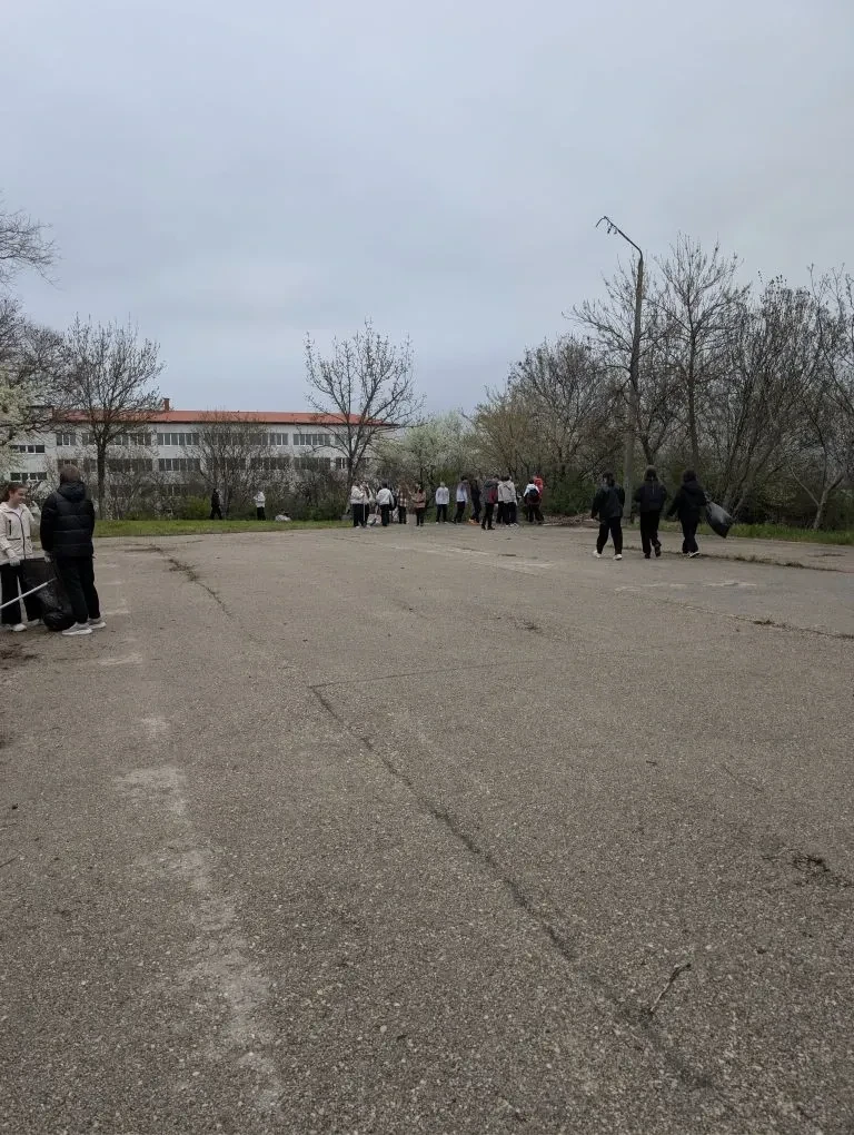 В преддверии празднования 1 Мая ученики 7 - Б класса провели субботник на территории нашей школы! Ре