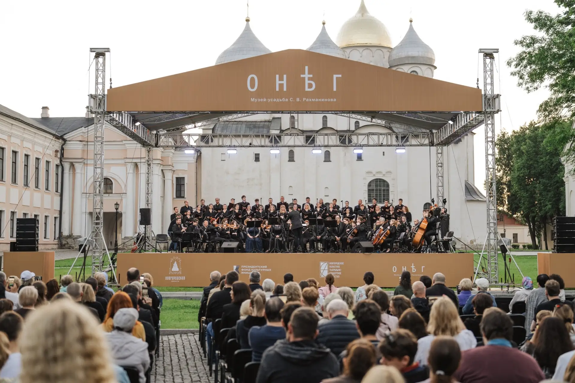 Сегодняшнее важное утро началось в нашем городе необычно .

Ровно в четыре часа утра — в час, когда 