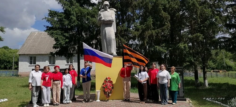 🔉Сегодня, 22 июня, в нашей школе прошла трогательная акция «Свеча памяти» у мемориала погибшим воин