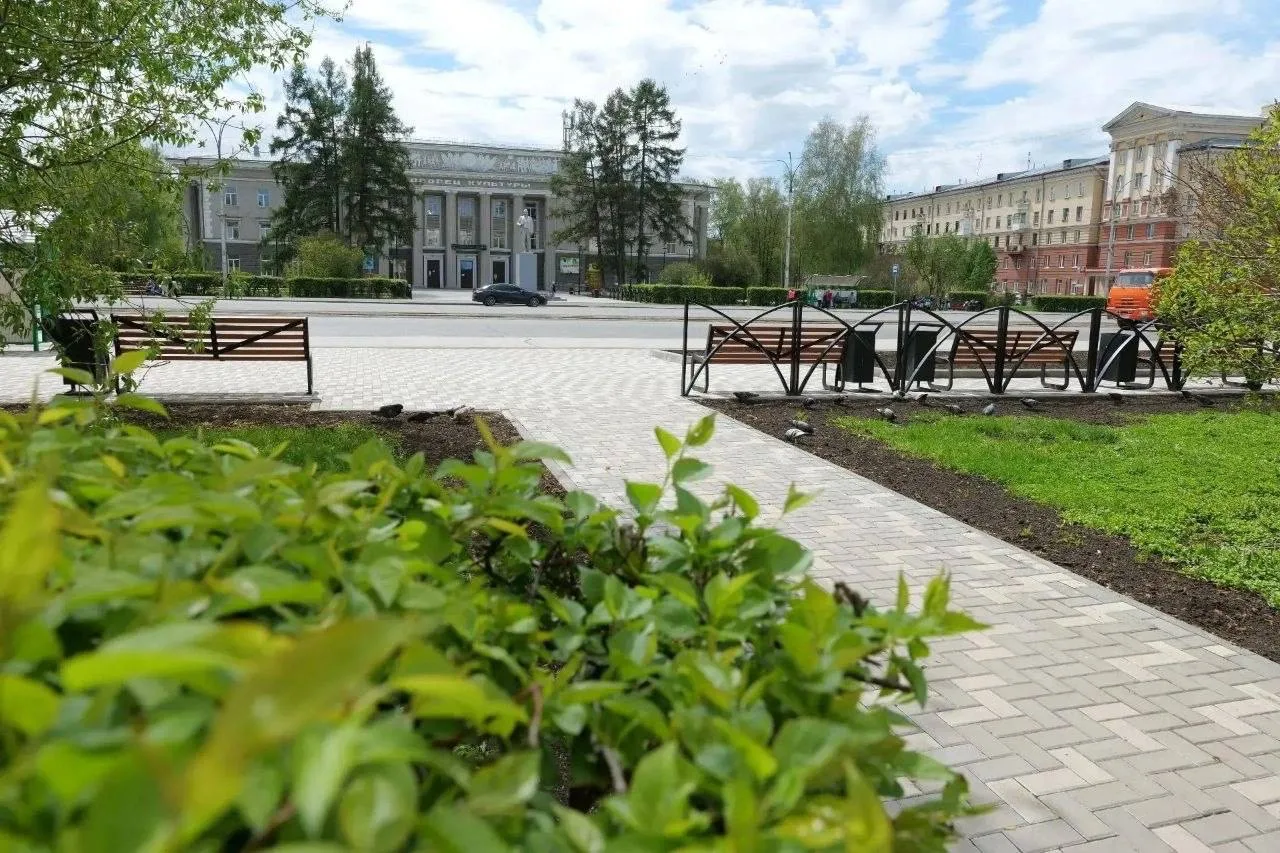 ✨Светящееся дерево появится в одном из скверов Кировского   В Кировском районе продолжается благоуст