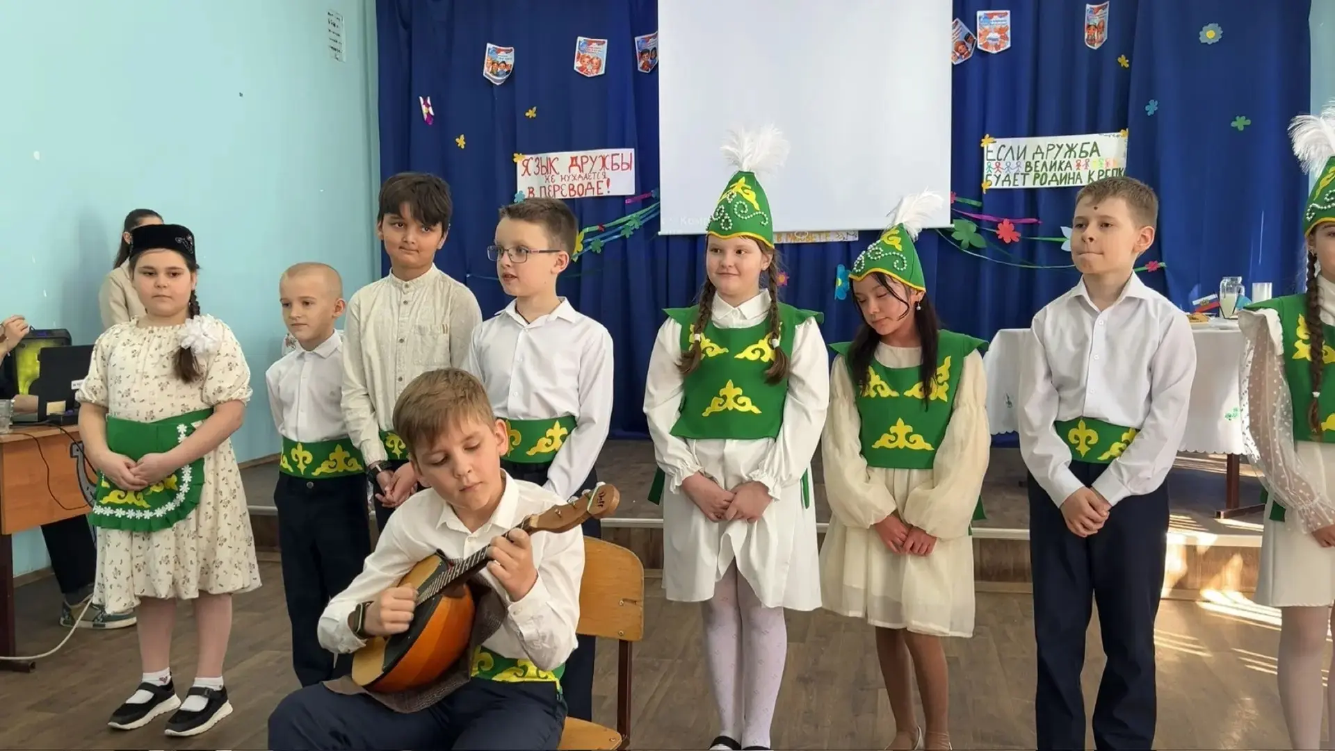 🌍✨ В нашей школе снова состоялся удивительный Фестиваль дружбы народов! 🎉❤️ Каждый класс представи