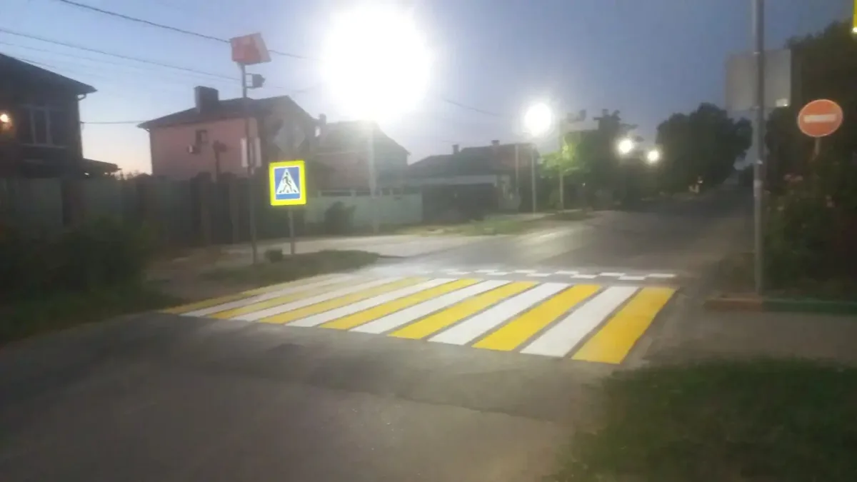 🚸 В Батайске обновляют разметку на пешеходных переходах