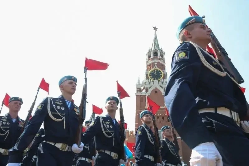 🪂 Курсанты «Десантника» прошли по Красной площади в День ВДВ