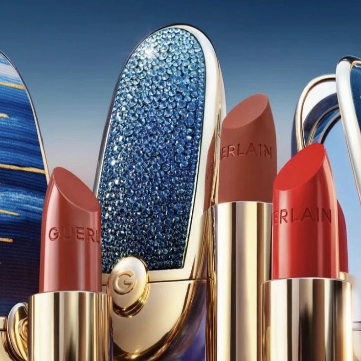 Детали новой коллекции Guerlain. Красивый оттенок синего, я все смотрю на их кейсы для ...