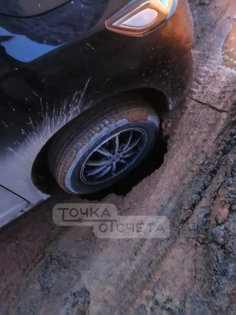 😨Колесо автомобиля провалилось в 50-сантиметровую яму в Южно-Сахалинске  Житель Южно-Сахалинска расс