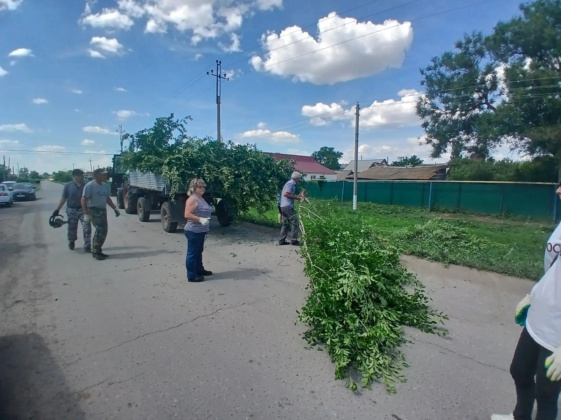В рамках объявленного месячника по благоустройству 11.06.2026 г.  в р.п. Пушкино прошёл субботник. С