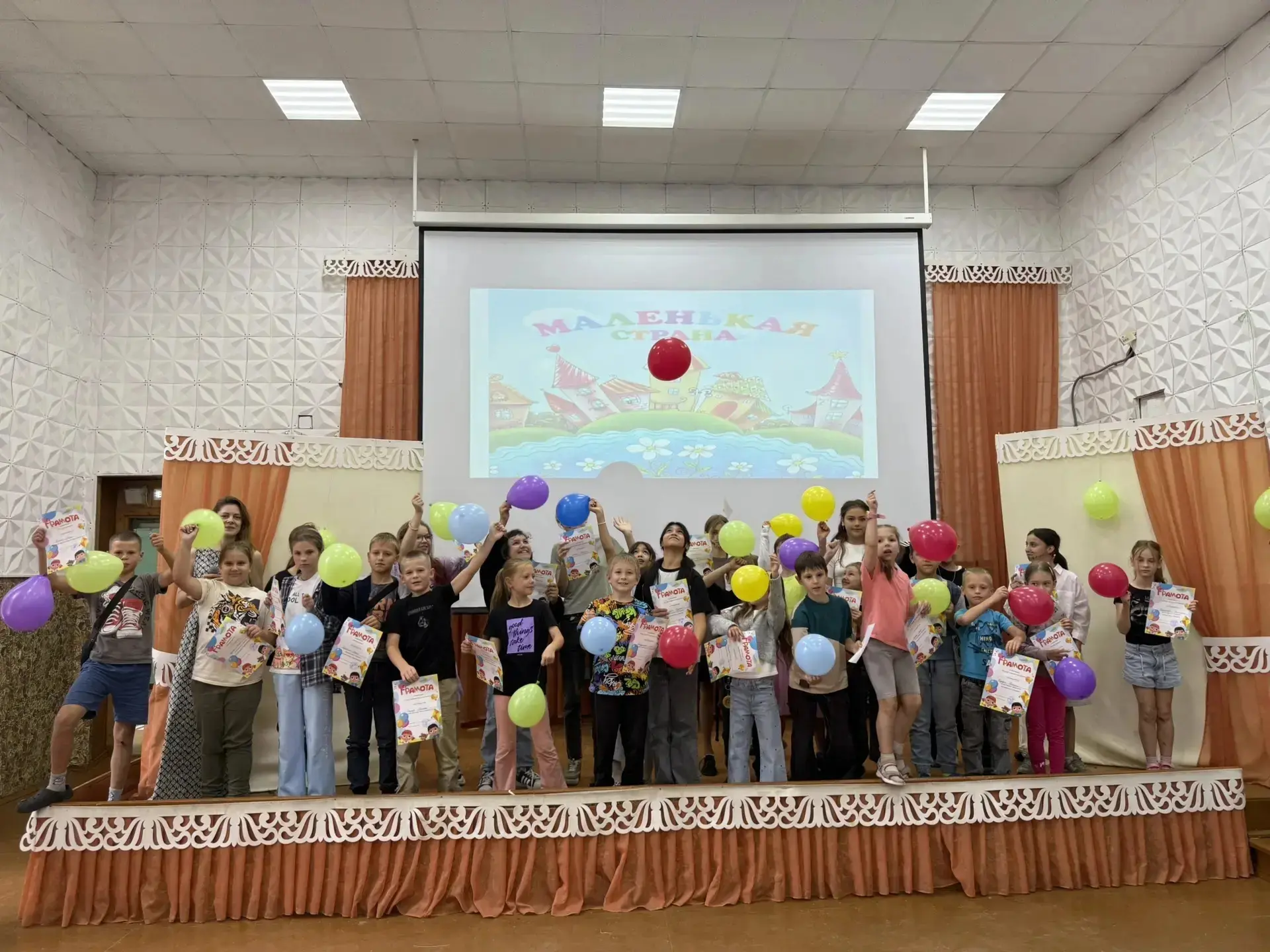В пришкольном лагере "Маленькая страна" прошёл праздничный концерт 🎉, который подвёл итоги нашей ле