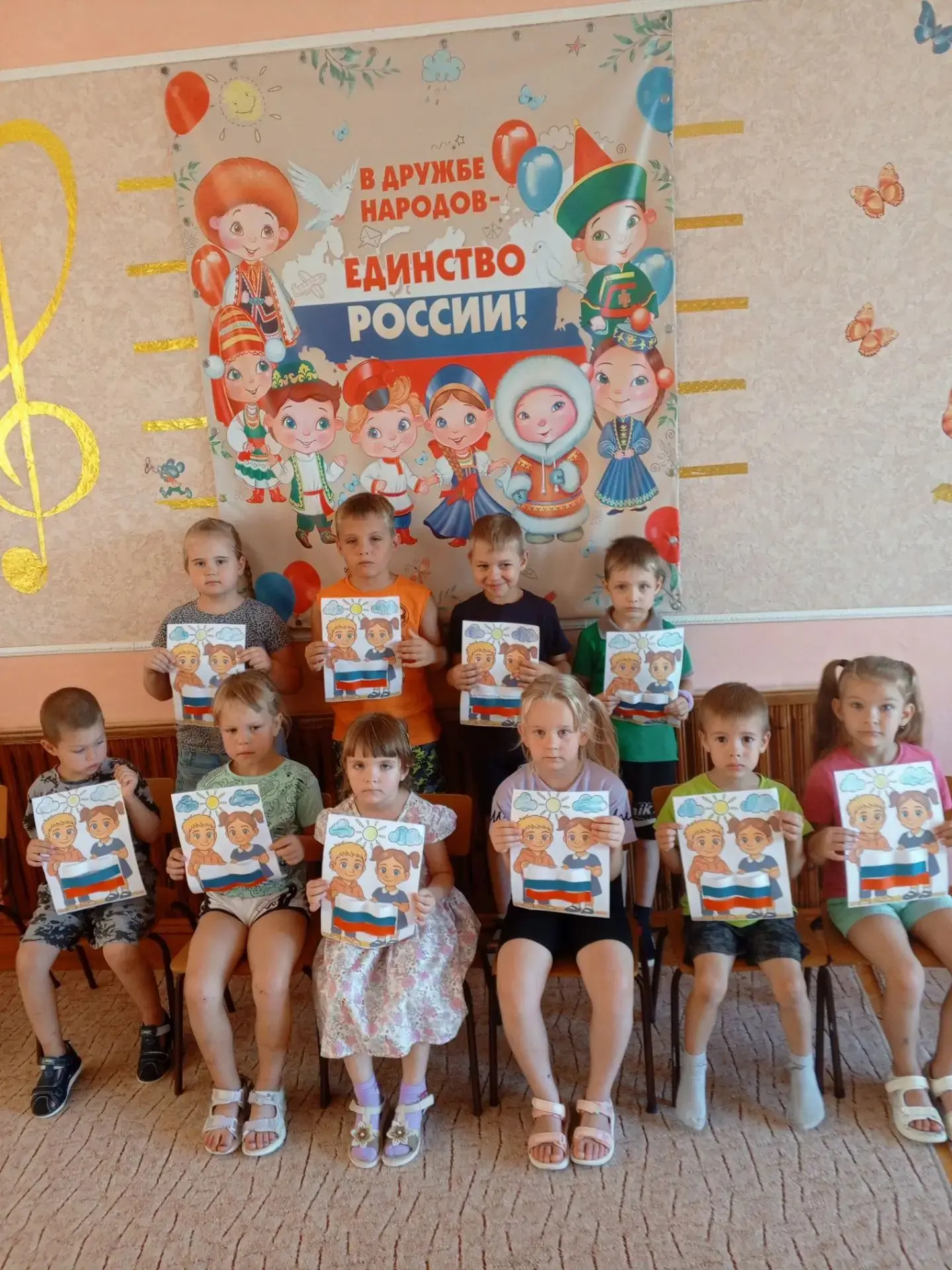В старшей группе «Речевичок» прошла творческая аппликация — дети сделали «Флаг России»....