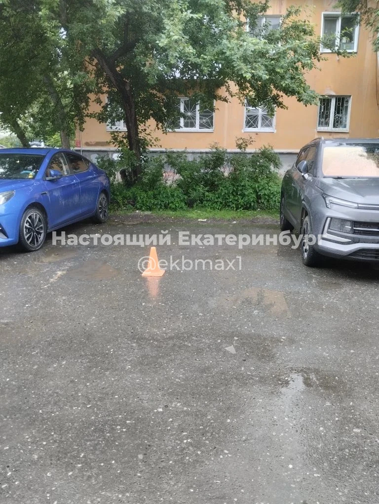 В жилом районе по Ленинградской улице автошкола расставляет свои конусы для своих автомобилей. Какие