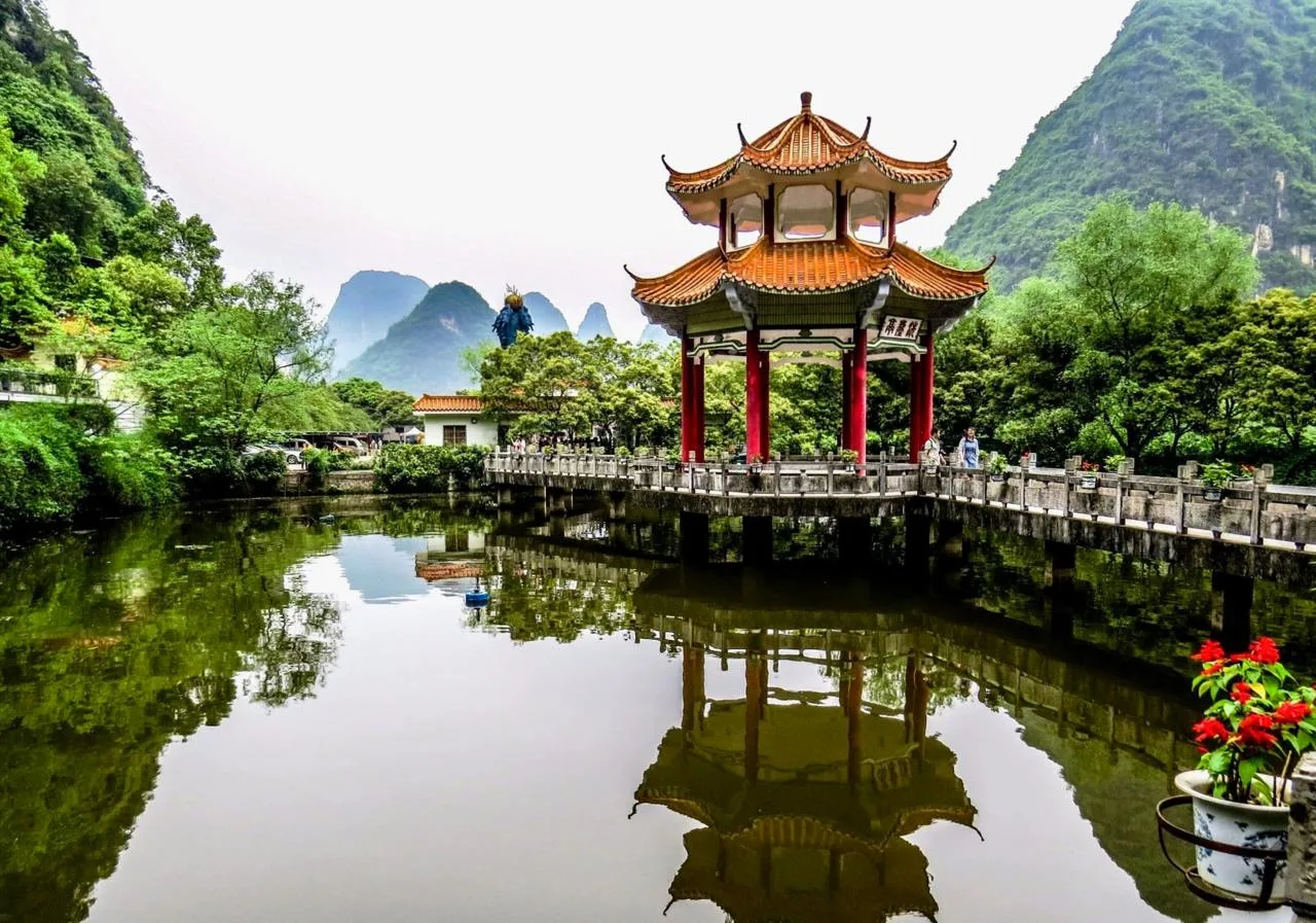 Гуйлинь, Китай 🇨🇳  🔹 Гуйлинь - город, получивший широкую известность благодаря необыкновенным, почти