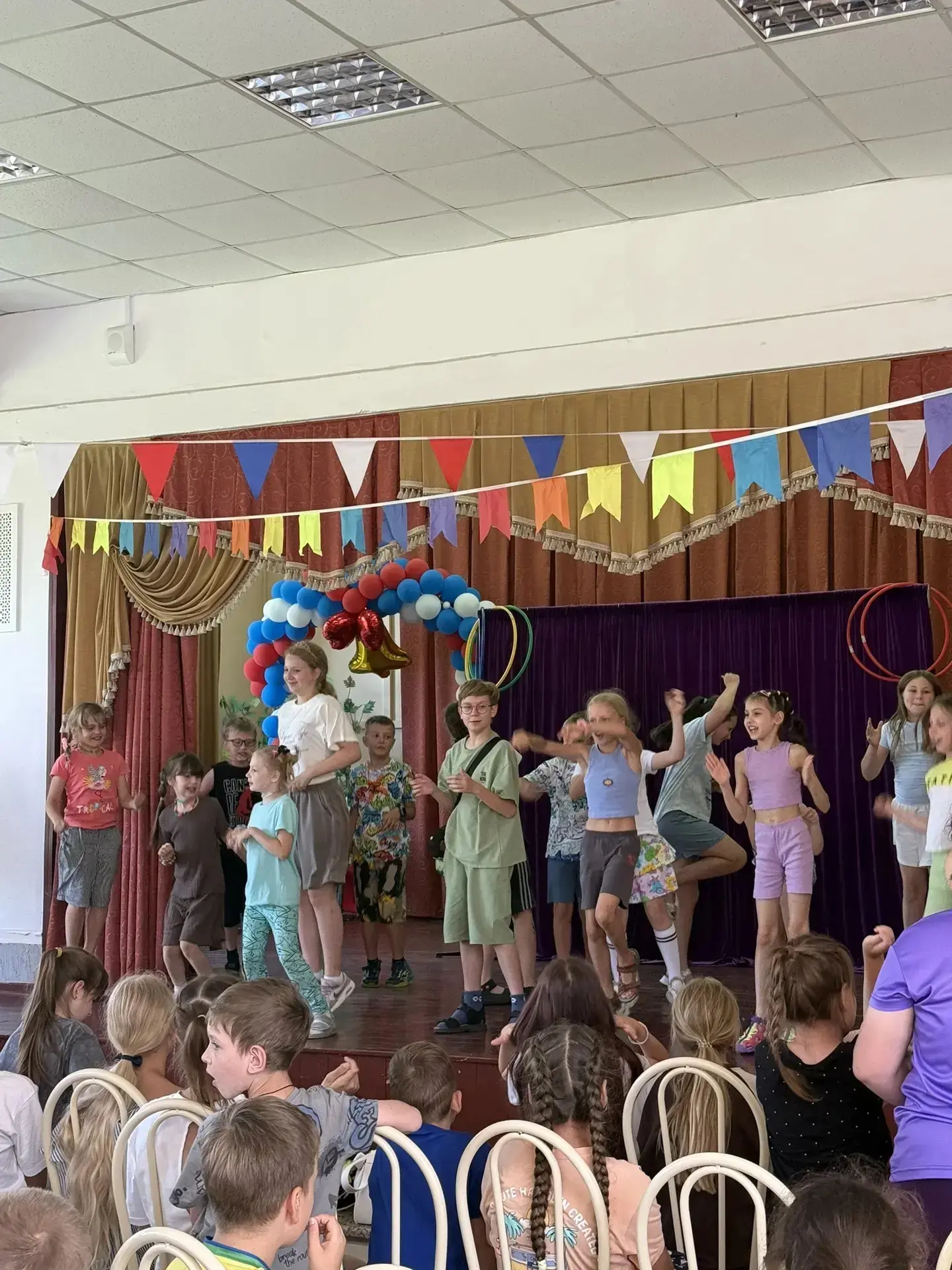 День в лагере «Здоровячок»: смех, куклы и боевая подготовка! 🎭🎶

В нашем пришкольном лагере — ни д