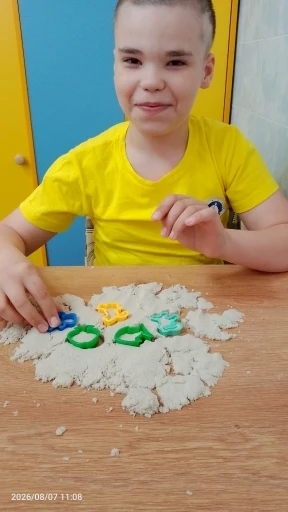 Ребята с огромным удовольствием погрузились в игры с сенсорным песком. Это не просто ве...