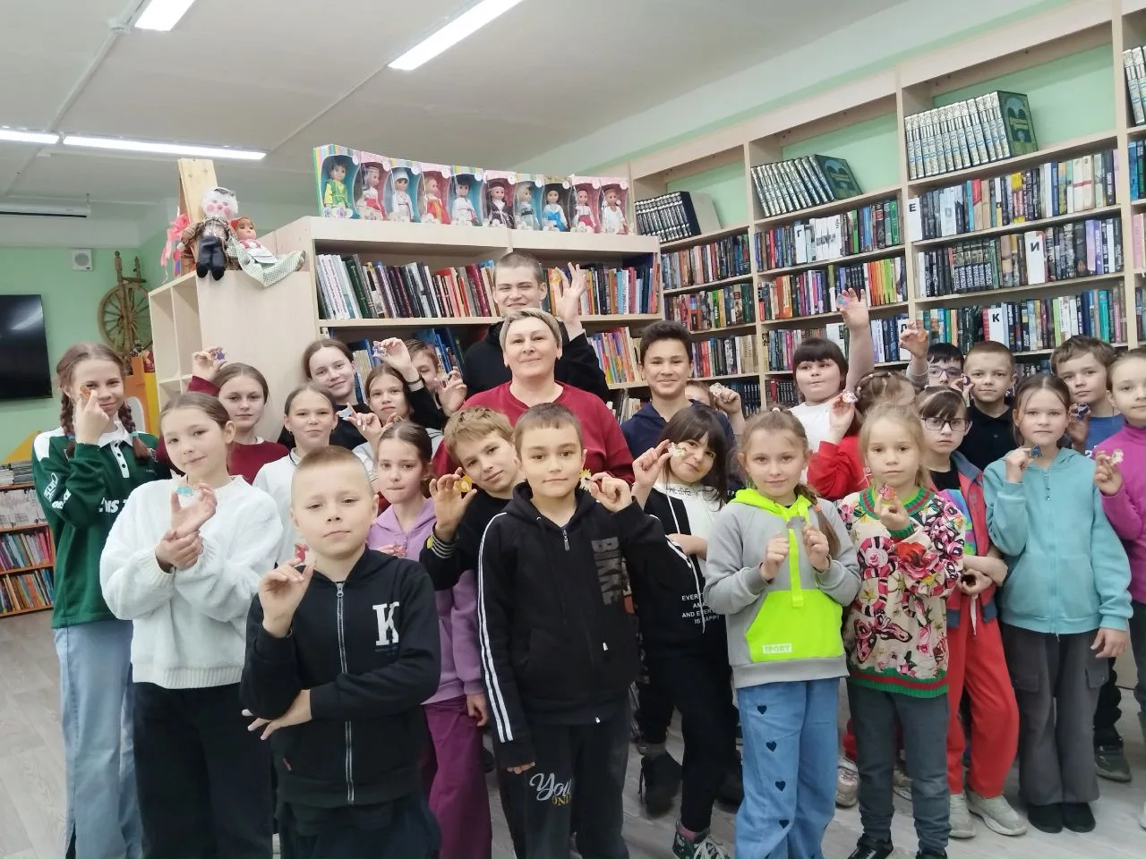 В библиотеке прошёл мастер-класс «Радуга творчества», где дети создавали волшебных живо...