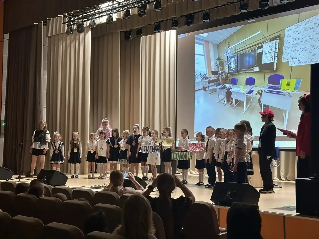 В корпусе «Интеллектуал» состоялся показ театральной постановки «Вежливость спасёт мир».  На сцене в