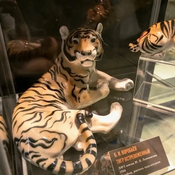 Ой, а кто это у нас тут притаился? 👀
Это же наши полосатые друзья! 🐯От них невозможно отвести взгл