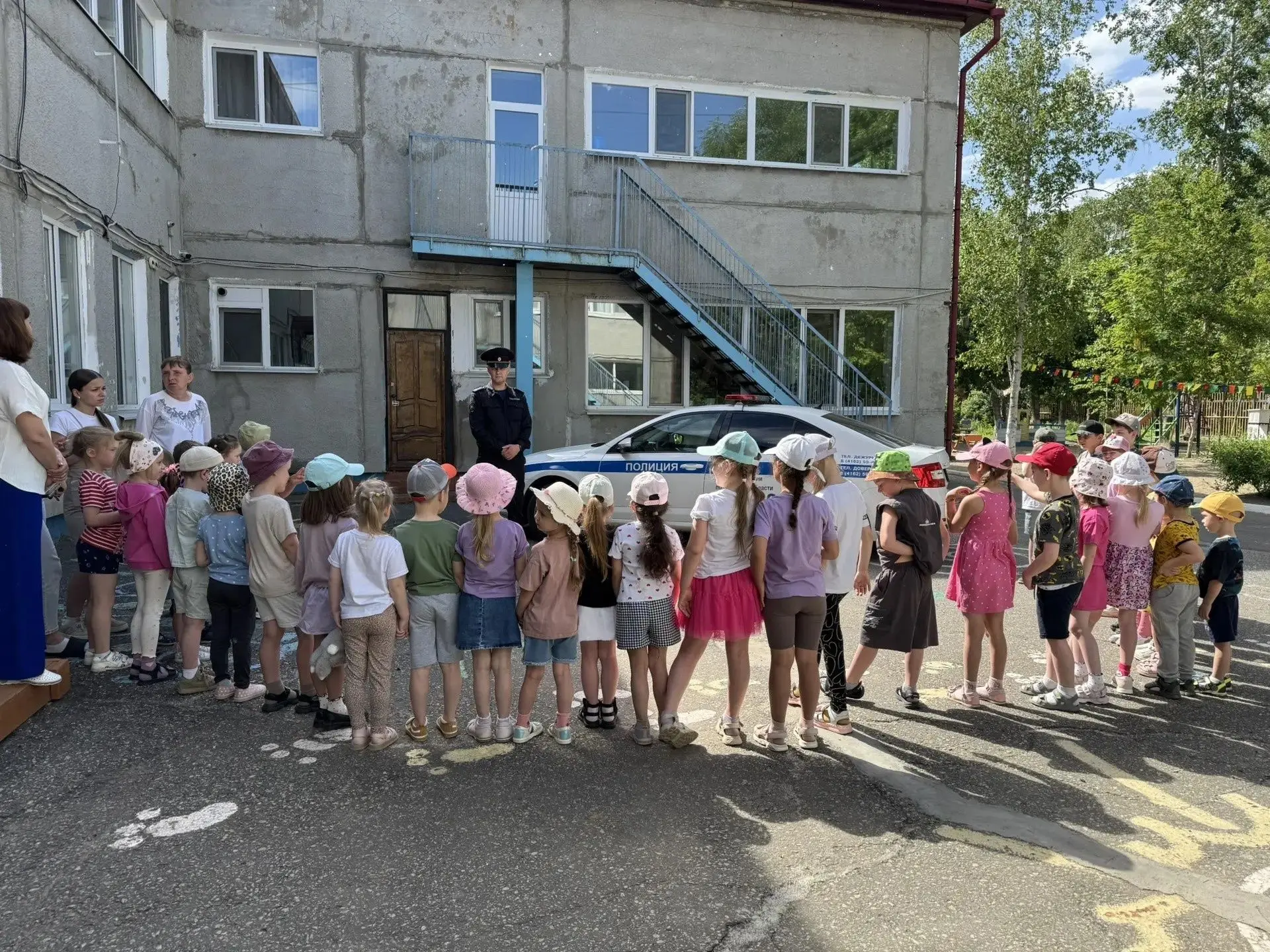 К нам в гости приезжал настоящий страж порядка — инспектор ГИБДД! 🚦Он рассказал нашим ребятам, как 