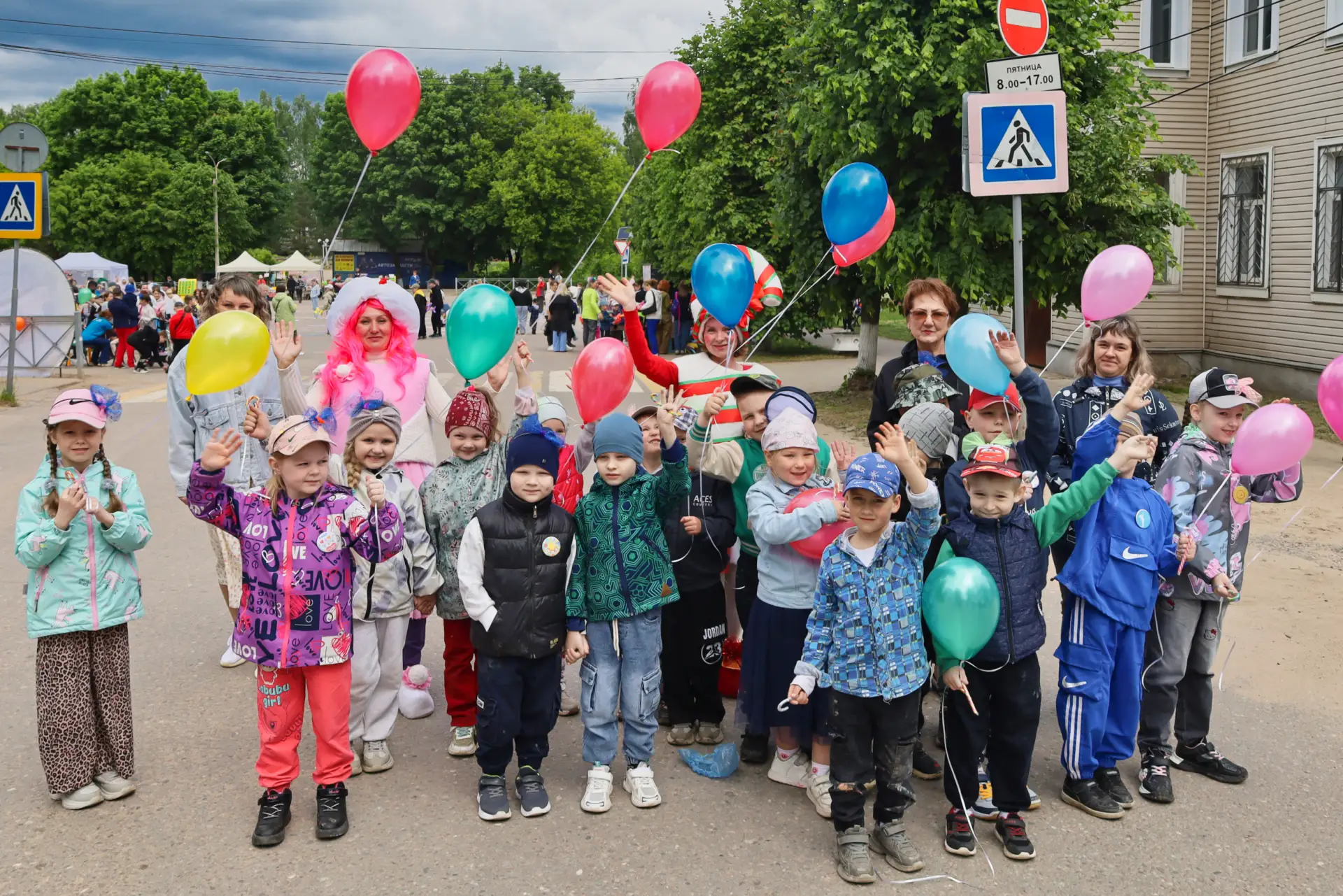 Первый день лета — с улыбками, творчеством и хорошим настроением!