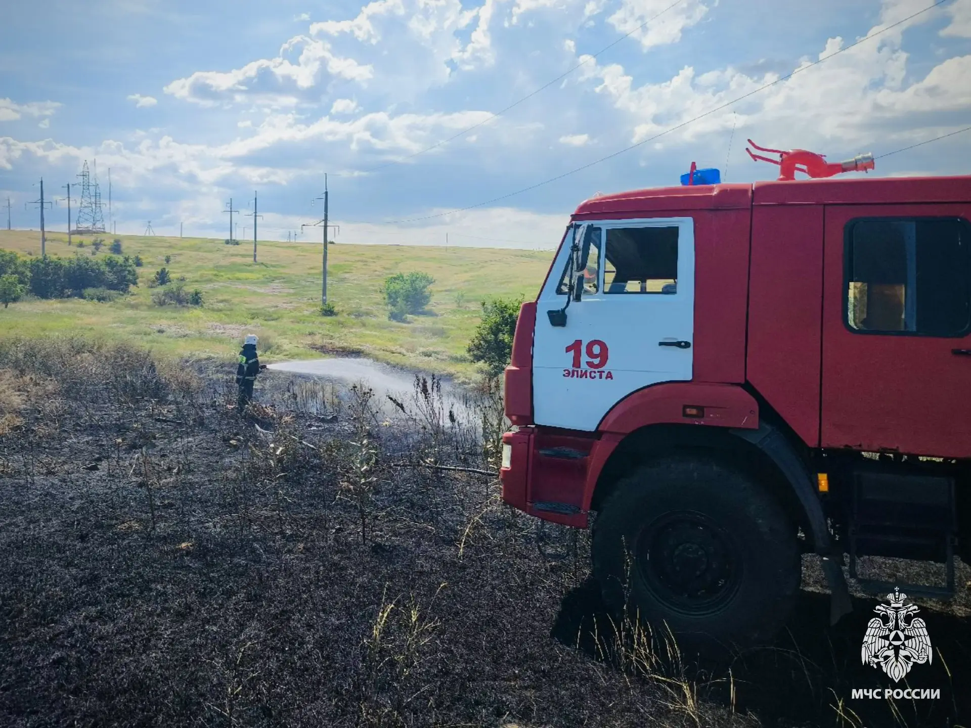 🚒Сотрудники МЧС России ликвидировали возгорание сухой растительности в Элисте 

🔹Сегодня, в 14:10 