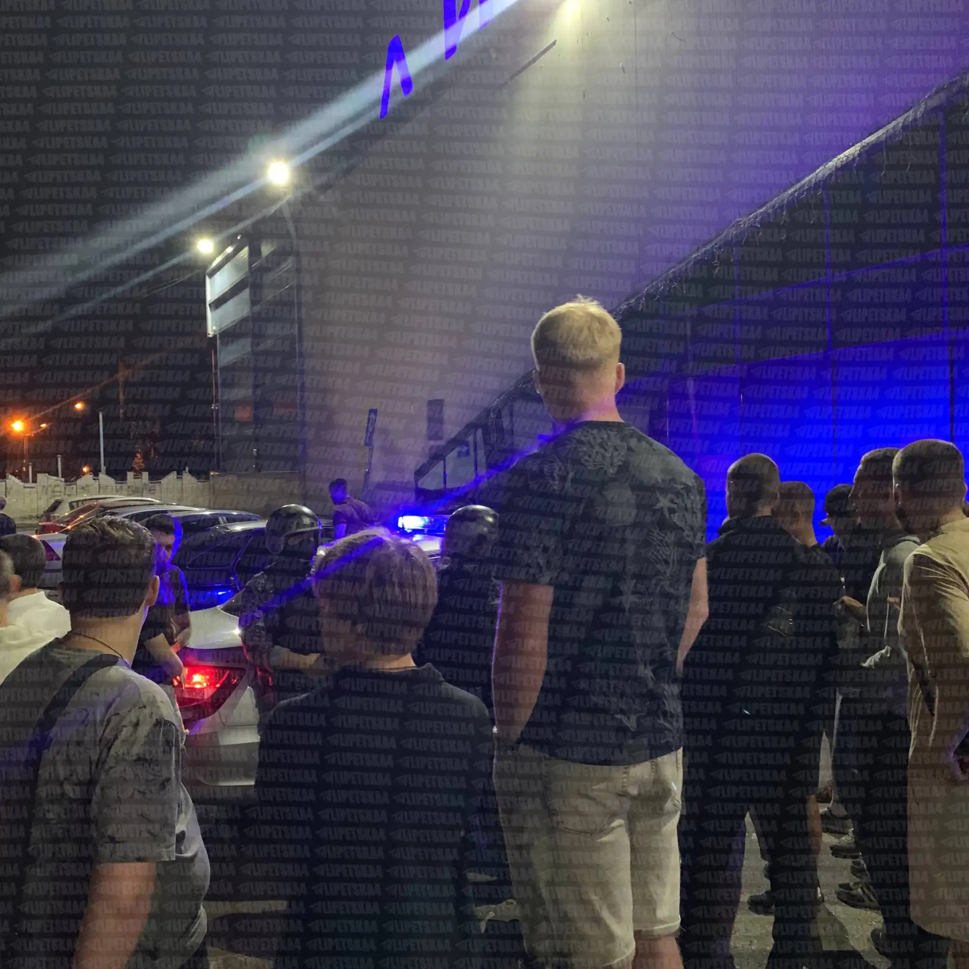 🤲 В гипермаркете «Линия» девушку задержали за кражу шампанского.

На место прибыла Росгвардия. Из-з