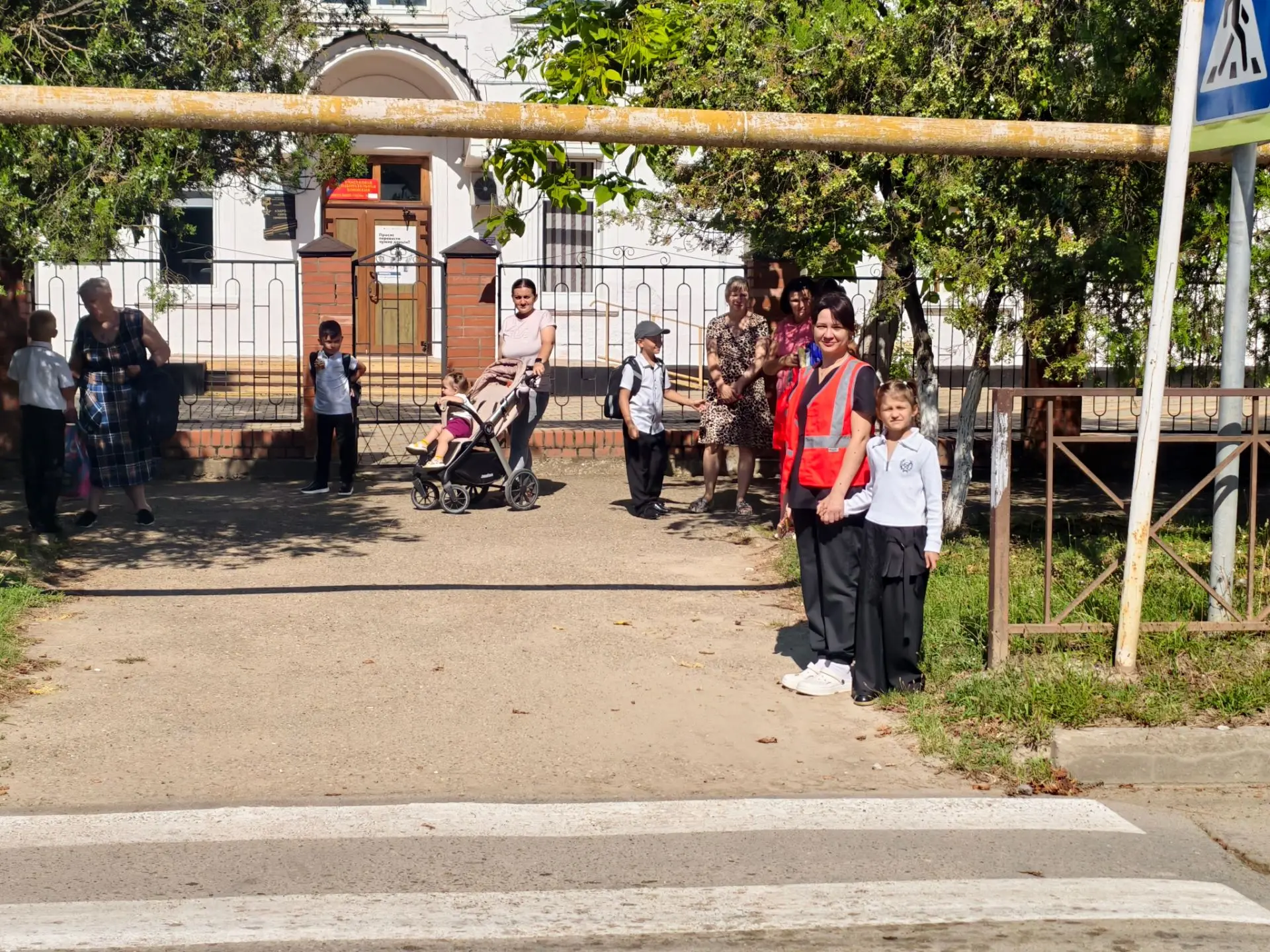 Безопасность на дороге — это просто! 🛑 Подойдя к проезжей части, остановись. Посмотри ...