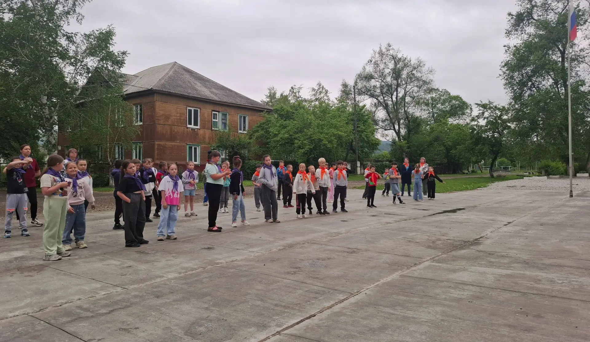 🌈👧☀️ Утро в пришкольном лагере "Кавалеровская радуга" началось по плану: сначала бодрящая зарядка,