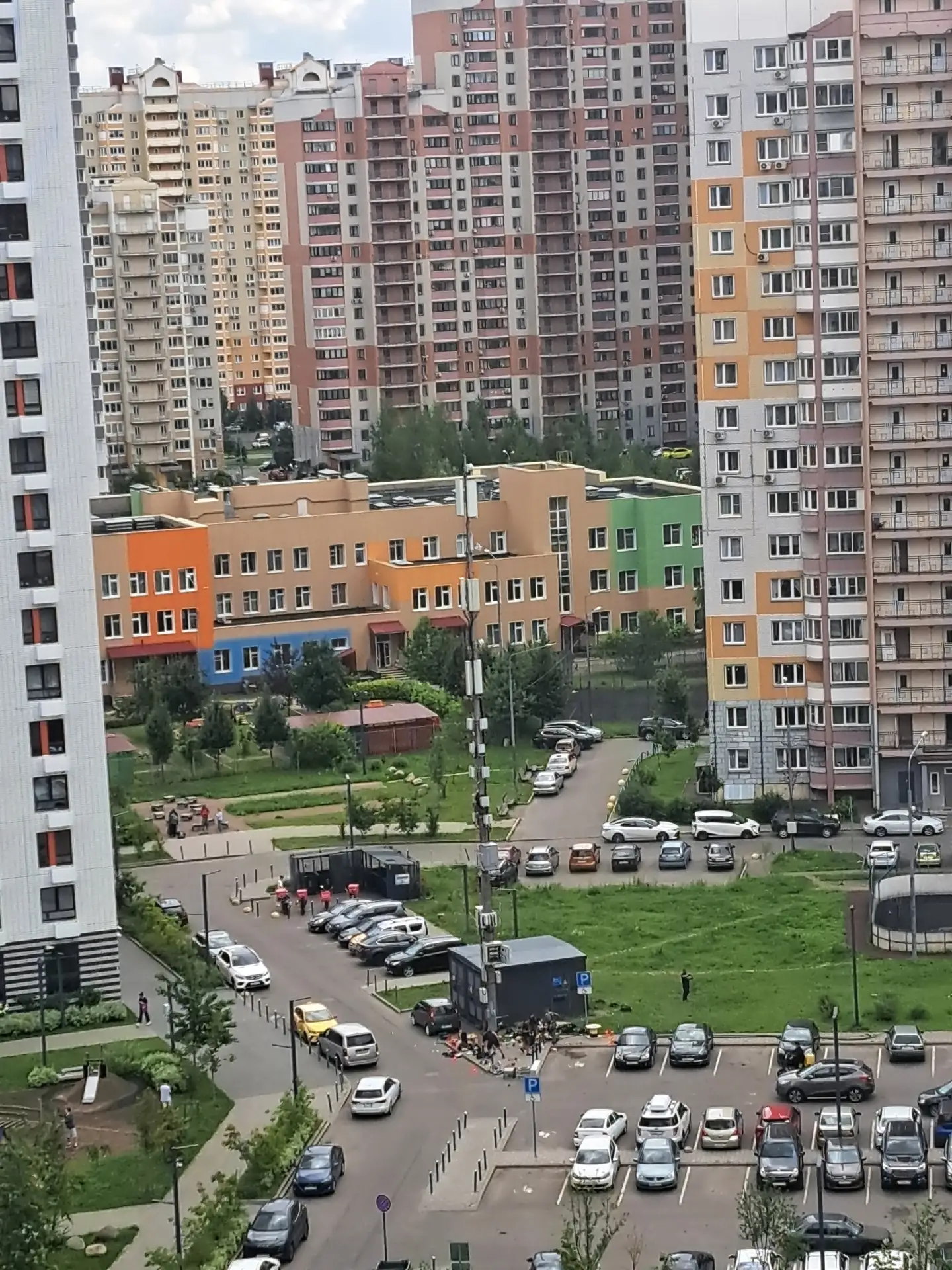📡 На Южной улице (рядом с домом 9к3) подключают вышку 5G.

Жителям близлежащих домов шапочку из фол