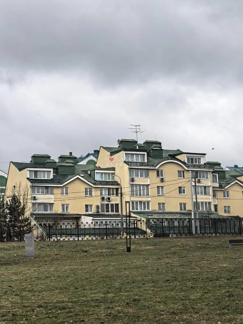 ⛈Над Митино тучи ходят хмуро  ☔️Сегодня в город возвращаются дожди и прохладная погода. Не забываем 