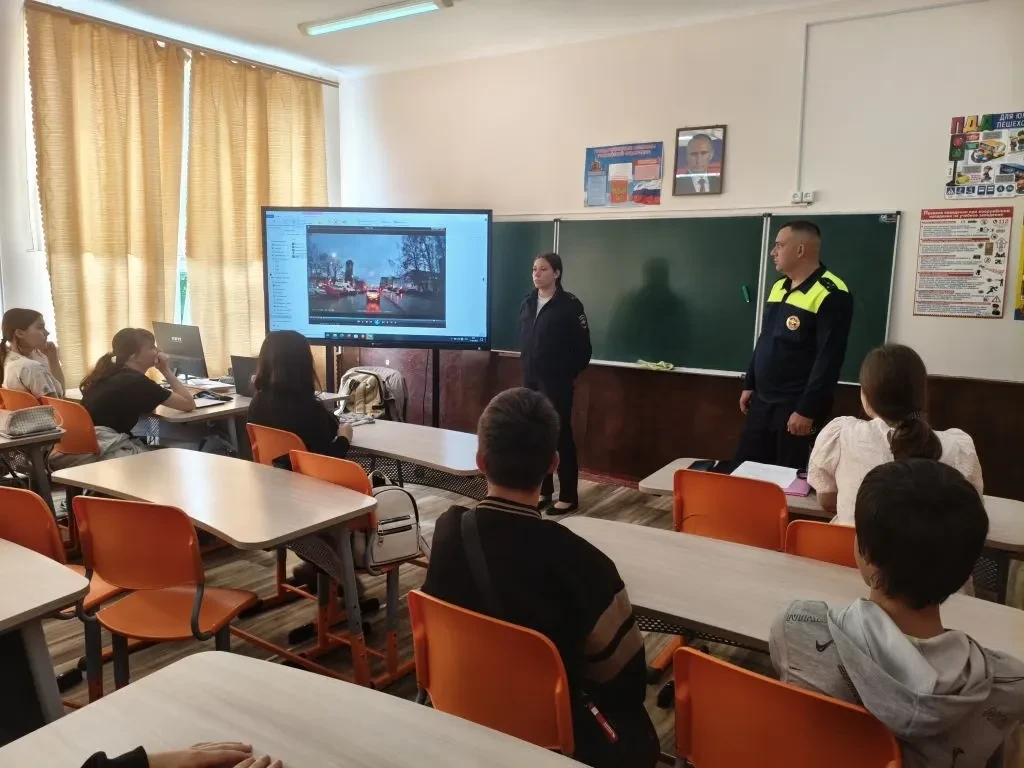 Сотрудников ГИБДД выступили перед обучающимися нашей школы.