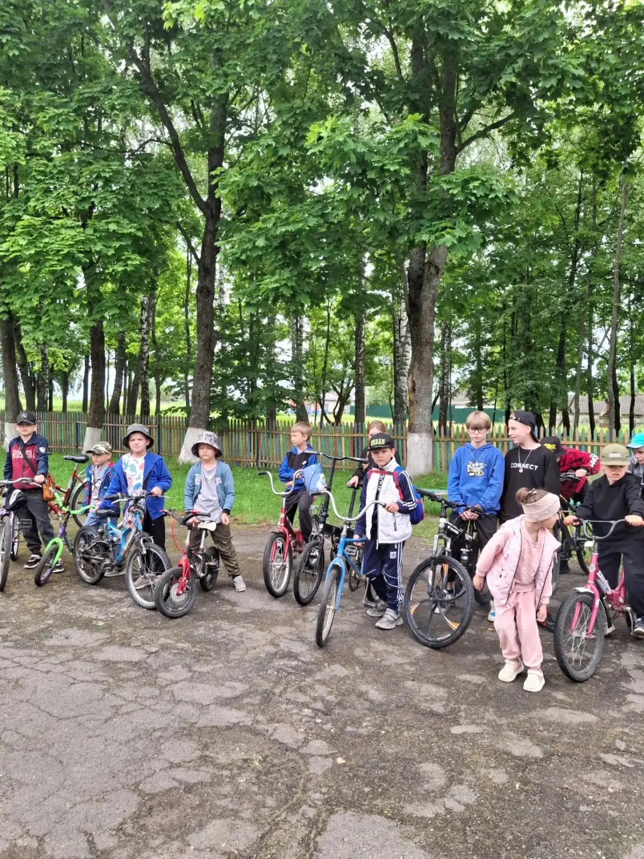 Велопробег 🚴‍♀️📸

Сегодня в пришкольном лагере был насыщенный день. Мы отправились в велопробег к 