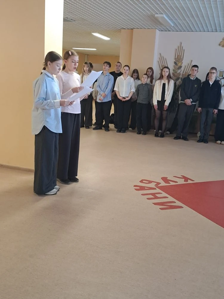 Традиционный понедельник в школе в МАОУ СОШ №19 им. Героя России С.А. Наточего: ✅ Линейка ✅ Итоги пр