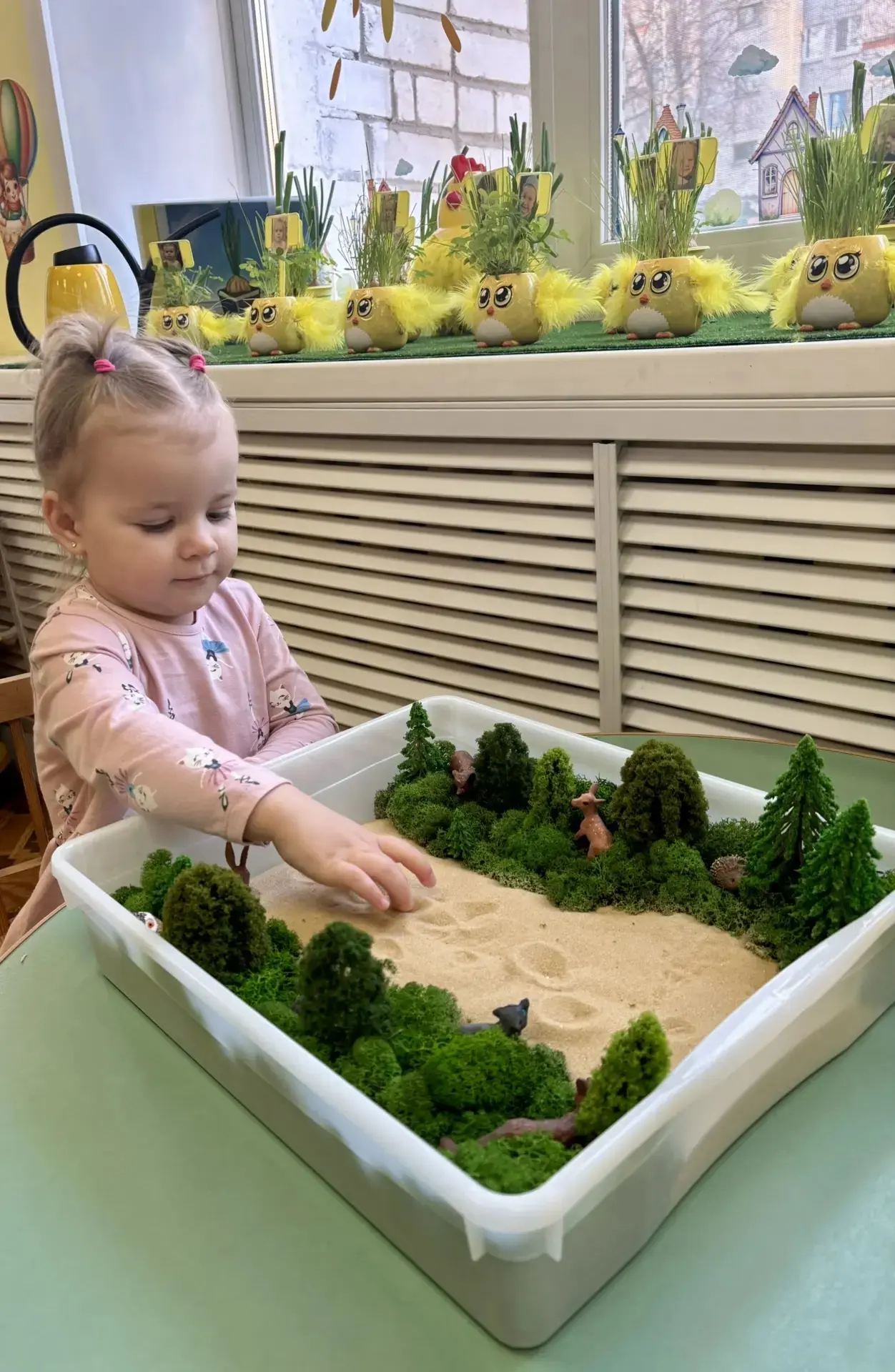 🐥  В группе «Цыплята» ребята очень любят играть с сенсорными коробками.