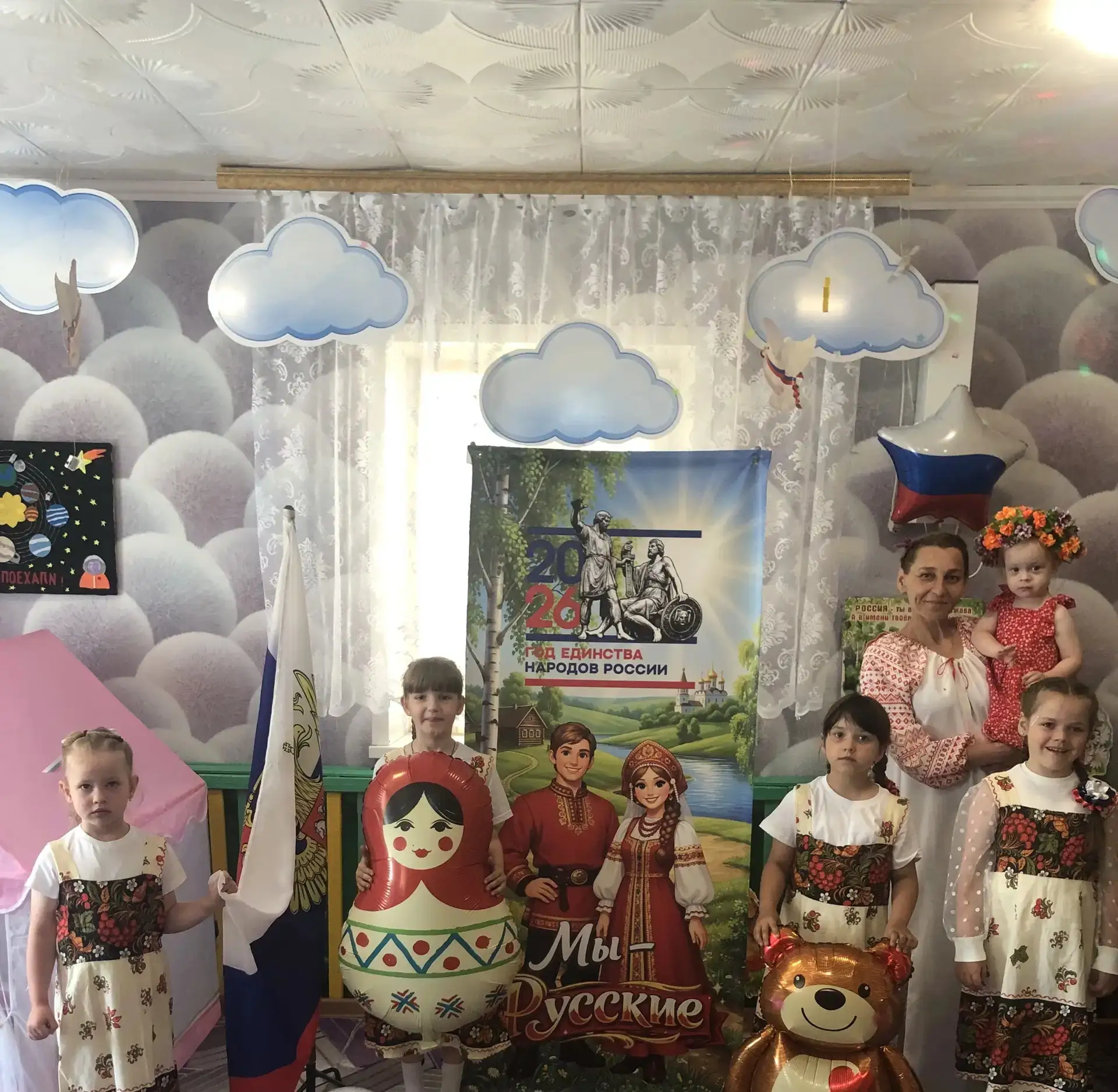 Нам праздники🎈 для радости 😀даны,
Мы знаем их немало, самых разных,
Но день России,🇷🇺день родной