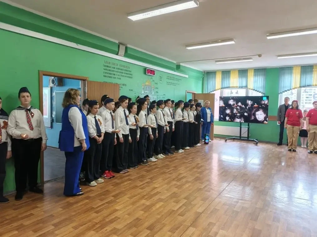 🇷🇺 Равнение на триколор!  Понедельник, 4 мая, в МБОУ СОШ № 9 начался с торжественной линейки, поднят