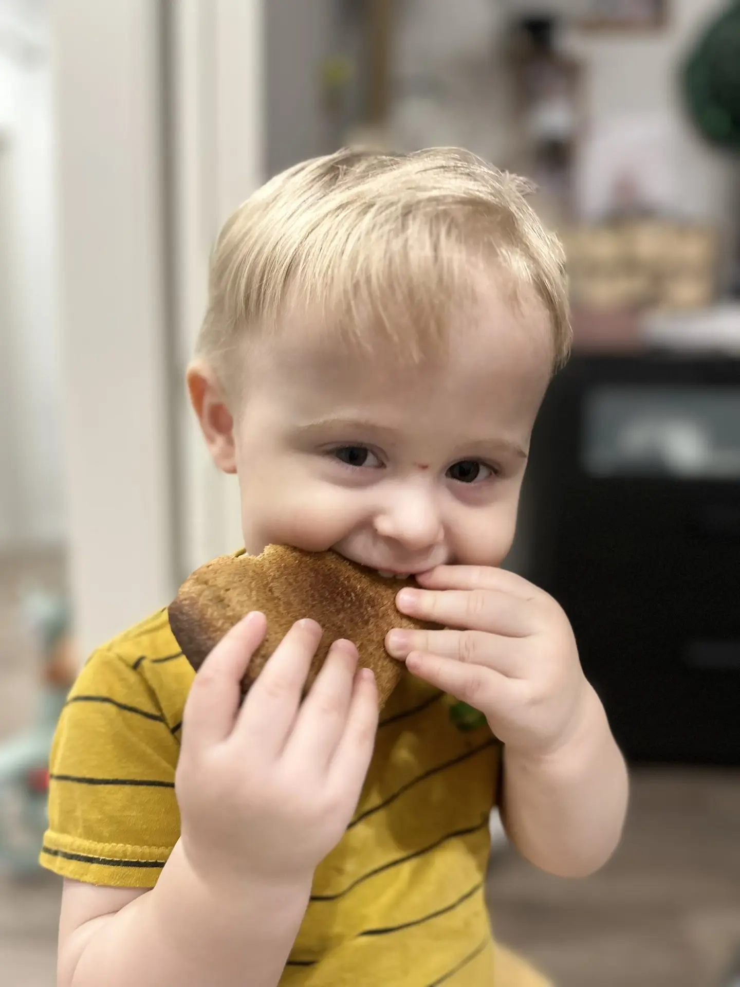Ну кто устоит перед свежей хрустящей корочкой ржаного хлеба. 🍞  Я думаю это слабость всех детей и вз