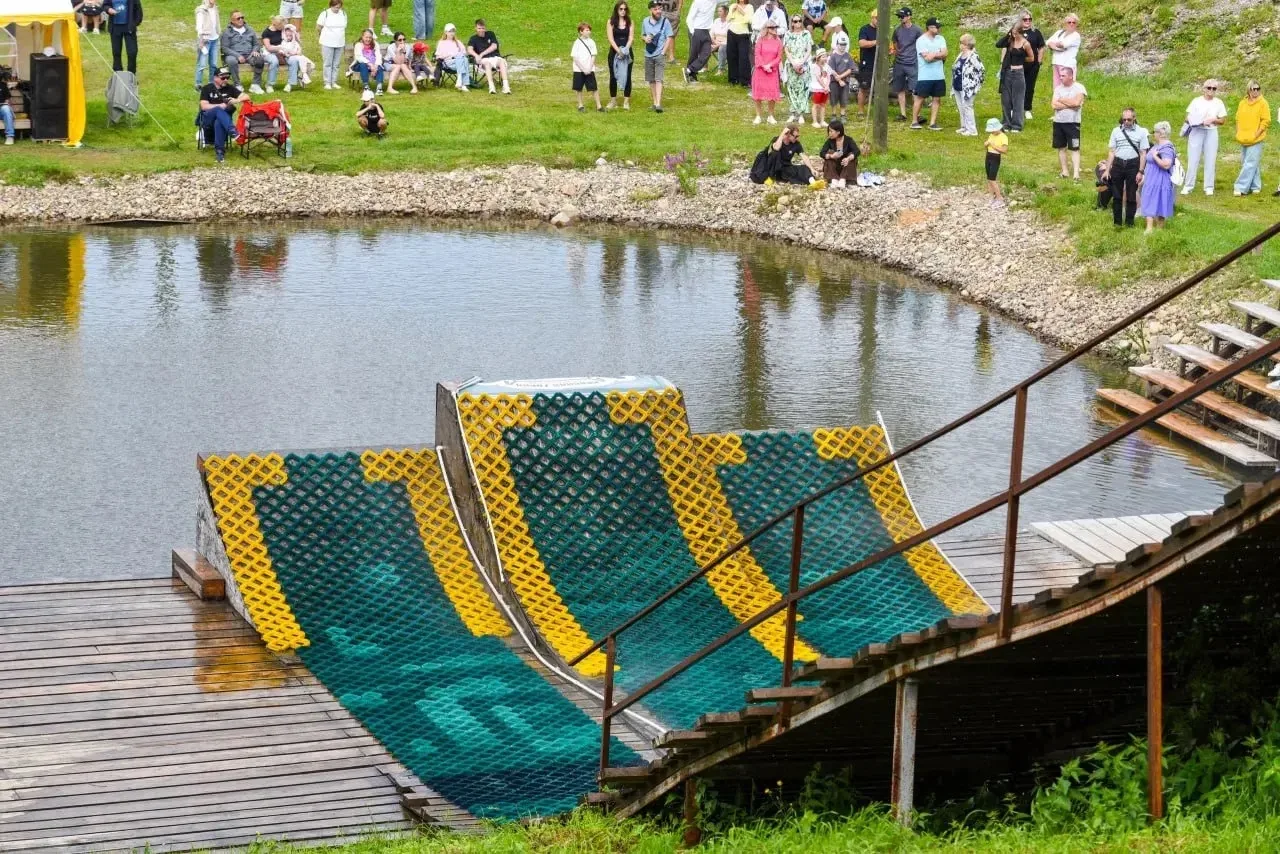 🌊 ⛷️ Лыжники в Чусовом прыгают с трамплина прямо в воду