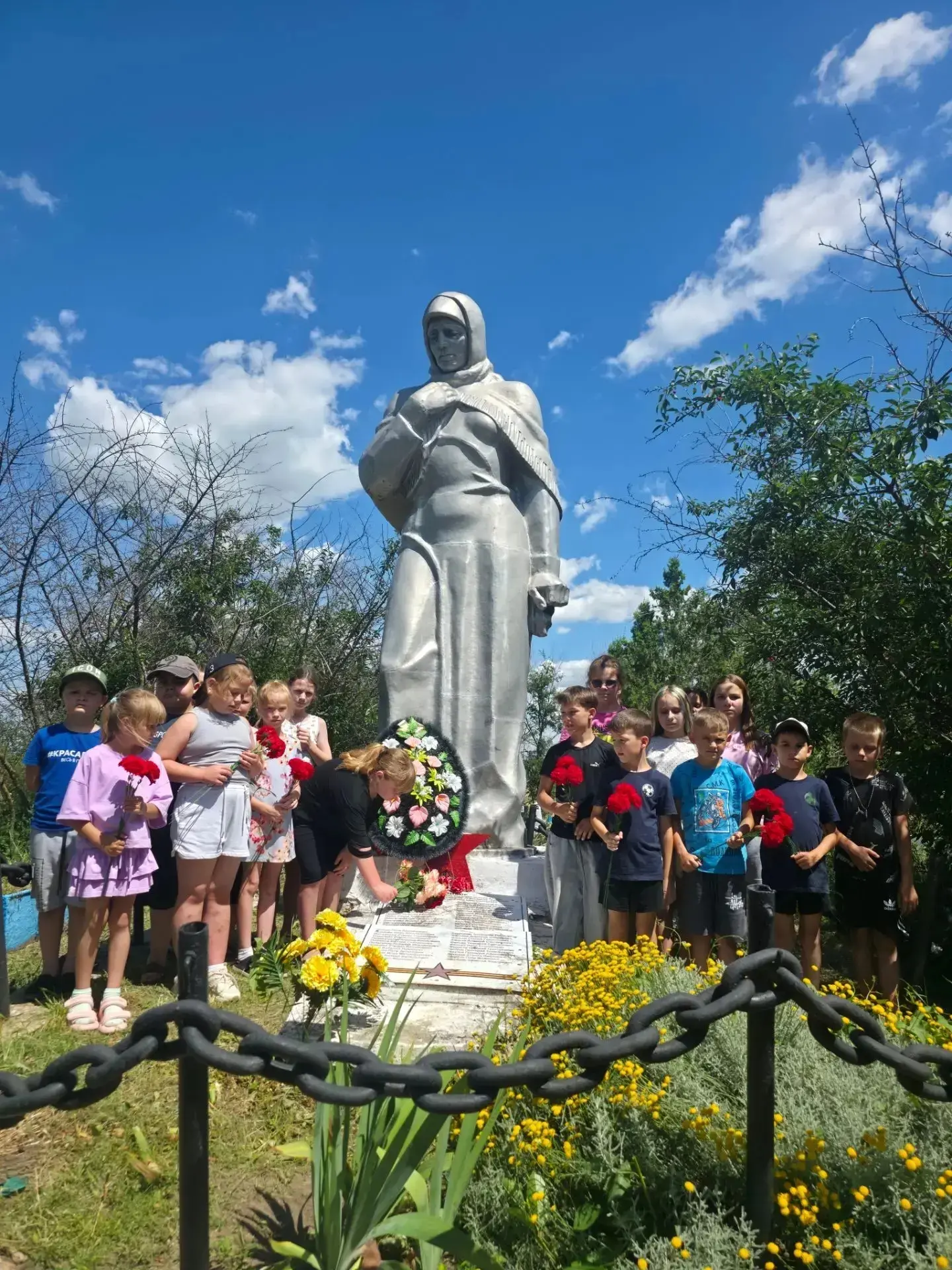 💫В день памяти и скорби  учащиеся нашей школы возложили цветы у   
"Могилы неизвестного советского 