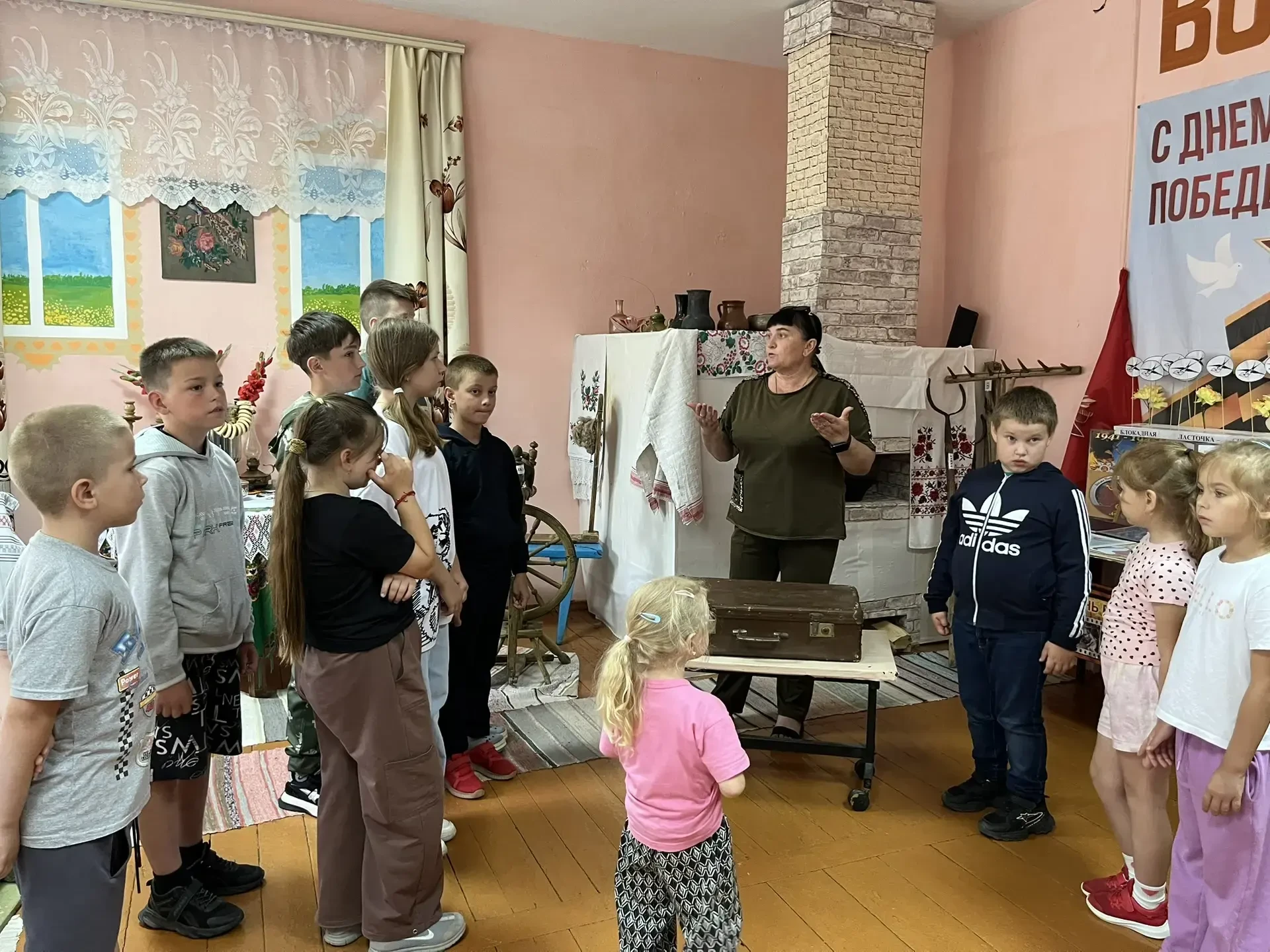 «Чемодан историй»: путешествие в мир русской избы
В пришкольном лагере "Солнышко" прошла акция-путеш