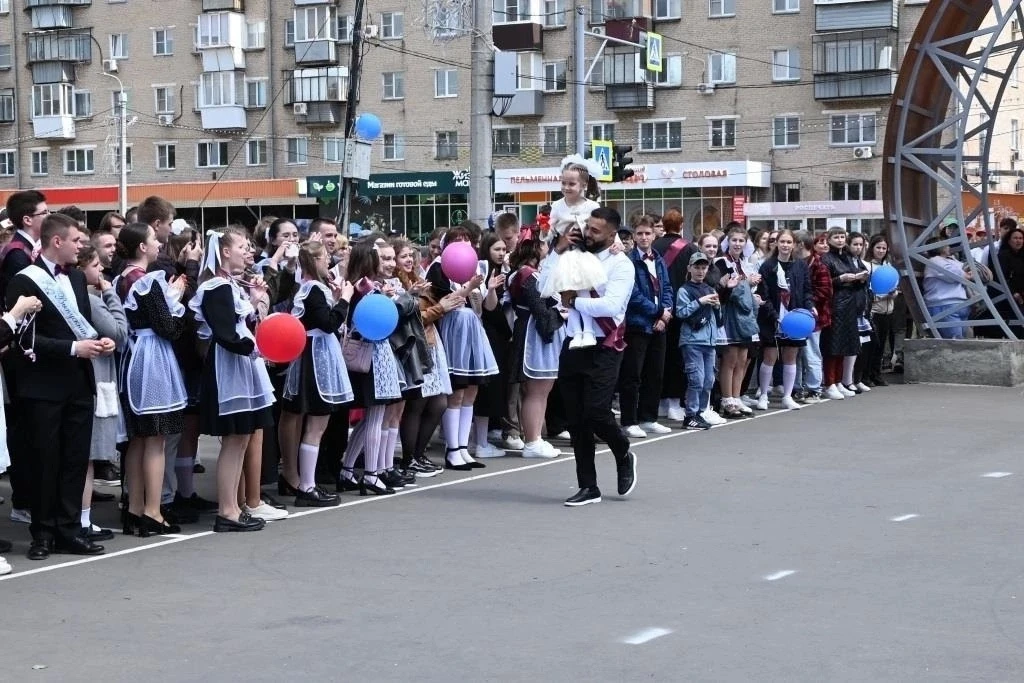 🥺🔔Сегодня в школах Копейска пройдут Последние звонки.   Поздравляем выпускников с последним звонком!
