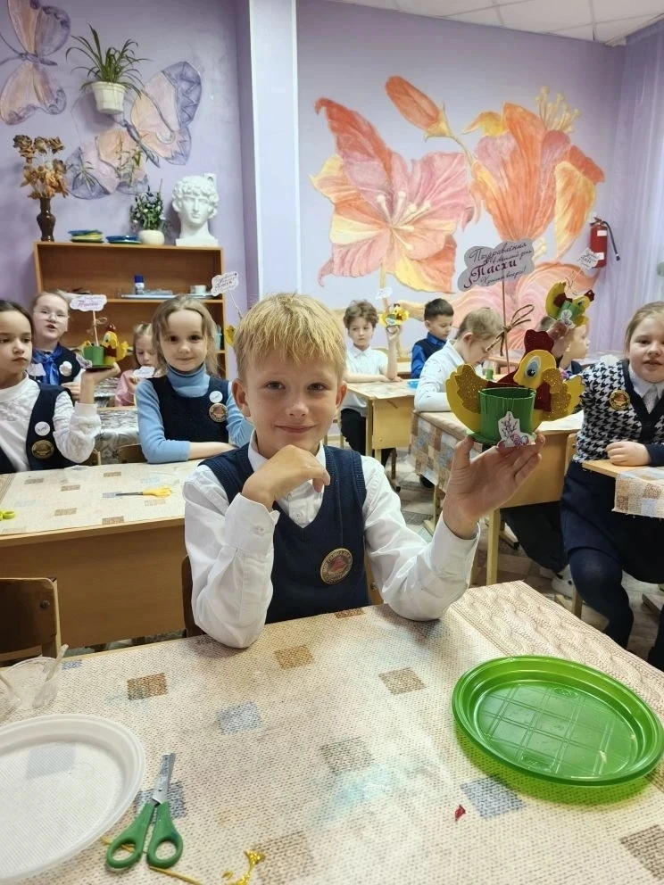 🌸 Пасхальное творчество 2 «А»  Накануне светлого праздника Пасхи наш 2 «А» класс вместе с классным р