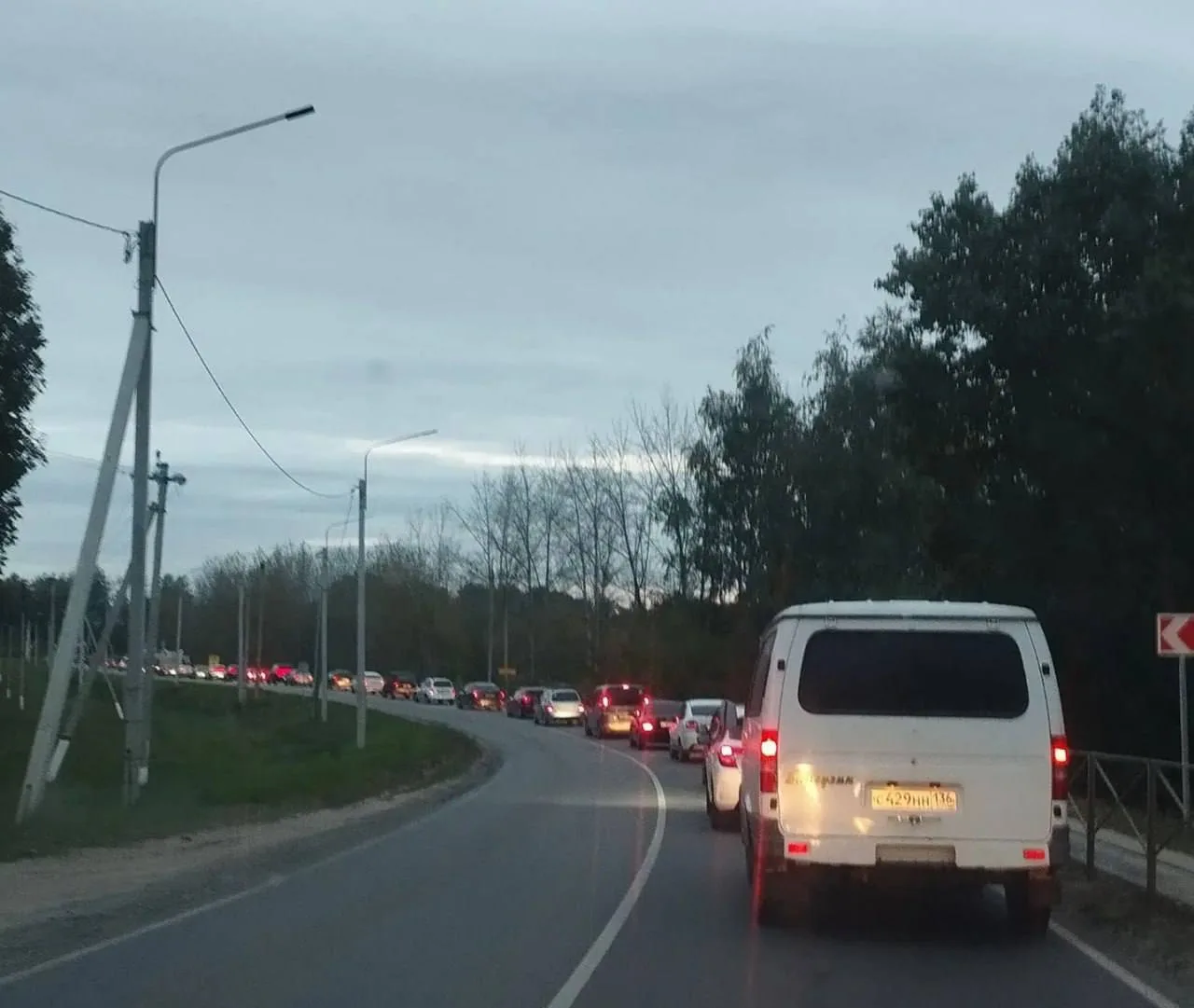 «ЖК в Бабяково построили, а дорога как была, так и осталась одна полоса - пробки и утро...
