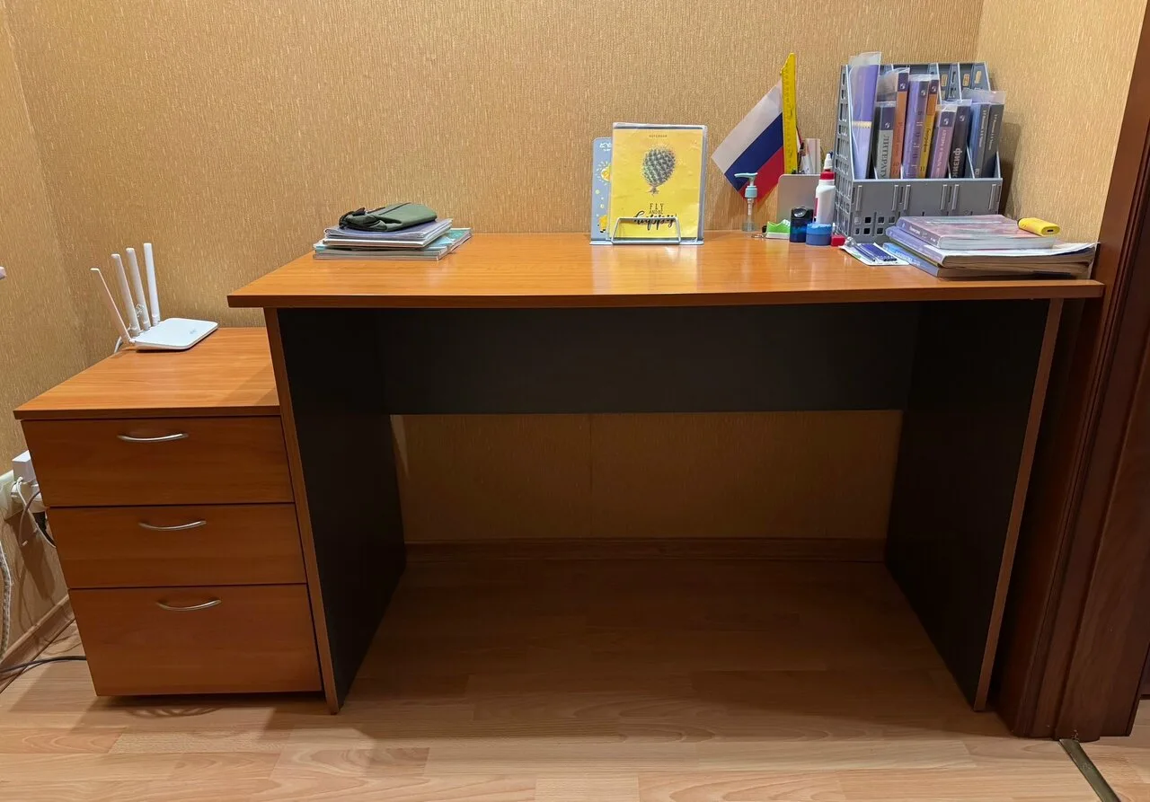 Продам письменный стол с тумбой, Донецк, 2500 руб.