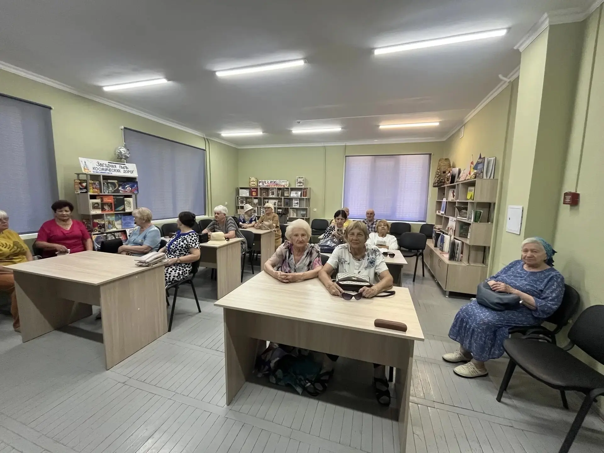 🌿Сегодня наши получатели социальных услуг посетили вернисаж в библиотеке М. Горького. Мероприятие б
