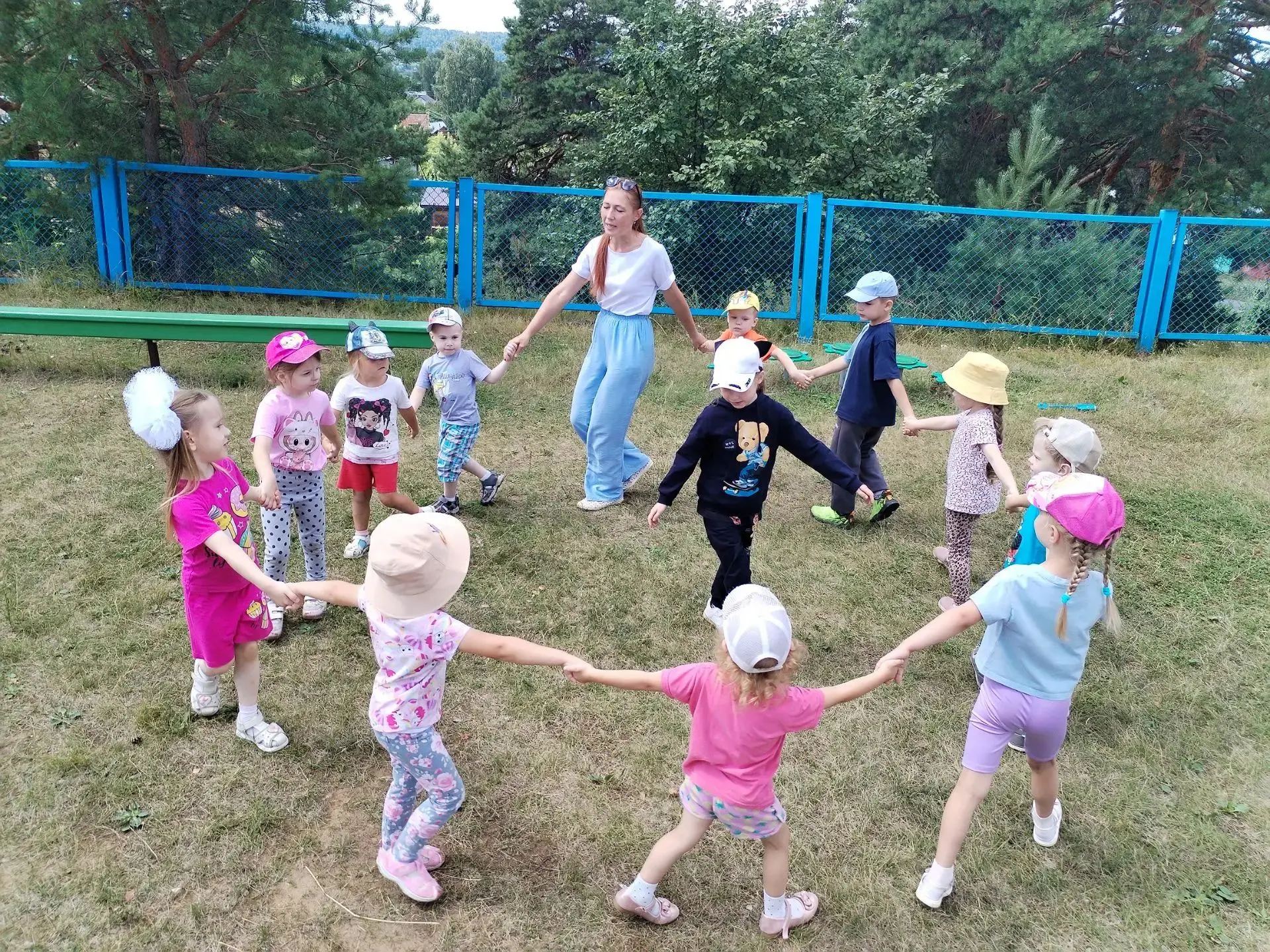 🌿 Дворовая игра — радость детства!

👫 Сегодня на прогулке наши ребята вместе с воспитателями окуну
